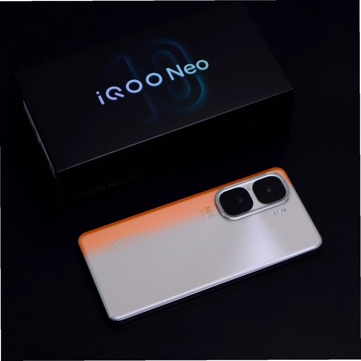Vivo iQOO Neo 10 với thiết kế lưng nhám sang trọng